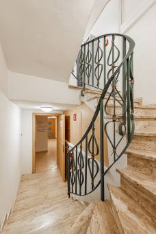 Hotel Jú Furcia - Furkelpass - St. Vigil in Enneberg: Treppe und Stufen zum Wellnessbereich